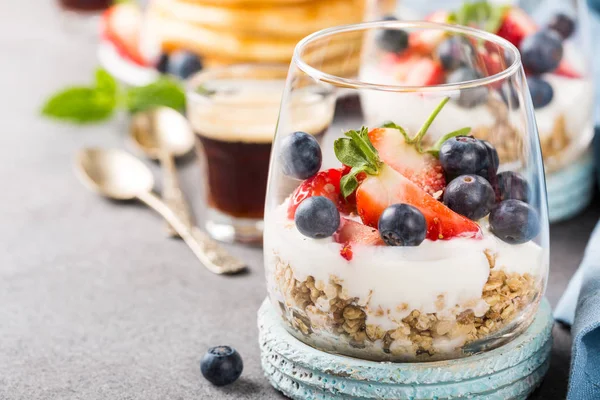 Desayuno con granola, tortitas y bayas —  Fotos de Stock
