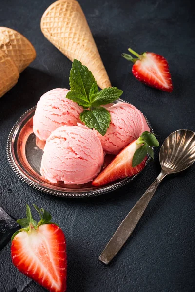 Acostado plano con helado de fresa — Foto de Stock