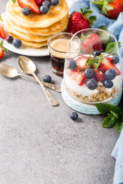 Desayuno con granola, tortitas y bayas —  Fotos de Stock