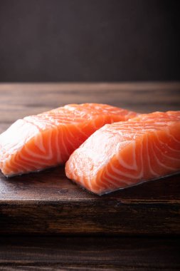 Taze Çiğ somon fileto, düz yatıyordu
