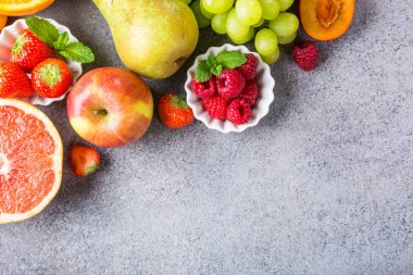 Taze çeşitli meyve ve çilek