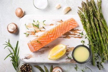 taze yeşil kuşkonmaz ve Çiğ somon fileto