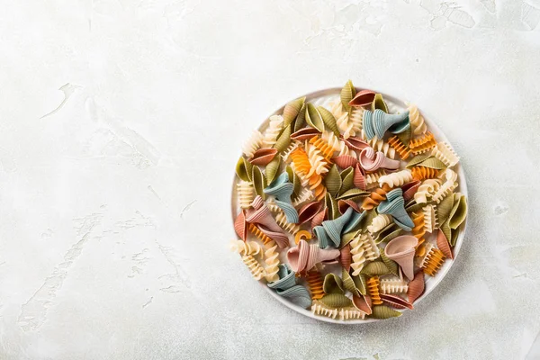 Farina di farro crudo pasta colorata assortita — Foto Stock