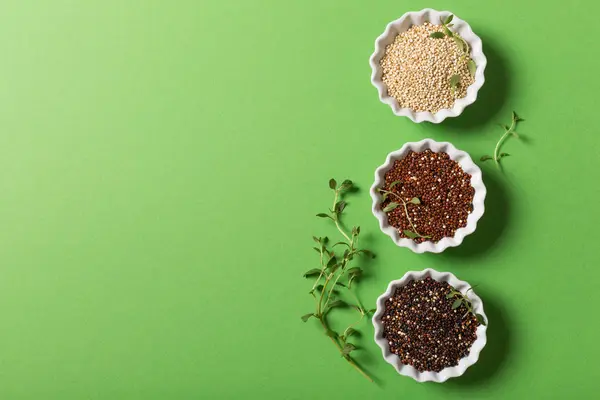 Quinoa in ciotole bianche — Foto Stock