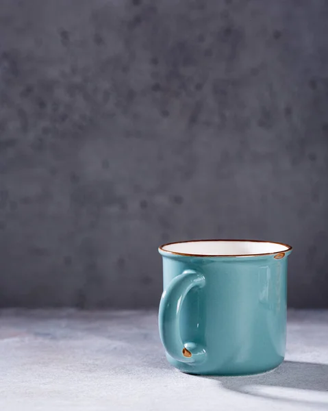 Sıcak çikolatalı süt ile eski kupa — Stok fotoğraf