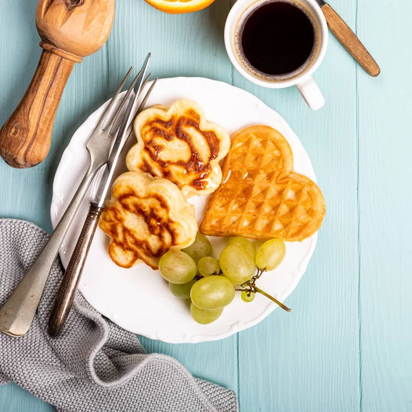 Gesundes Frühstück mit frischen heißen Waffeln Herzen, Pfannkuchen Blumen — Stockfoto