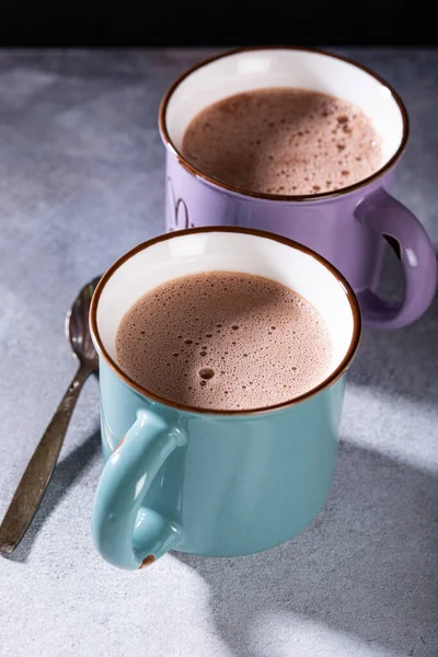 Gammal mugg med varm choklad mjölk — Stockfoto