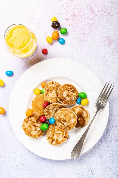 Holländische Mini-Pfannkuchen namens Poffertjes — Stockfoto