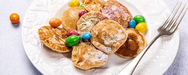 Голландские мини-блинчики под названием poffertjes — стоковое фото