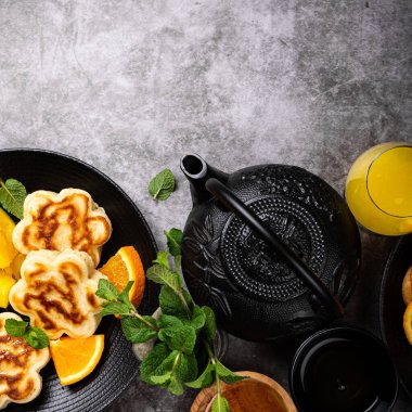 Sıcak gözleme, kalp, gözleme çiçekli sağlıklı bir kahvaltı.