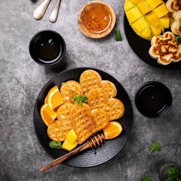 Gesundes Frühstück mit frischen heißen Waffeln Herzen, Pfannkuchen Blumen — Stockfoto