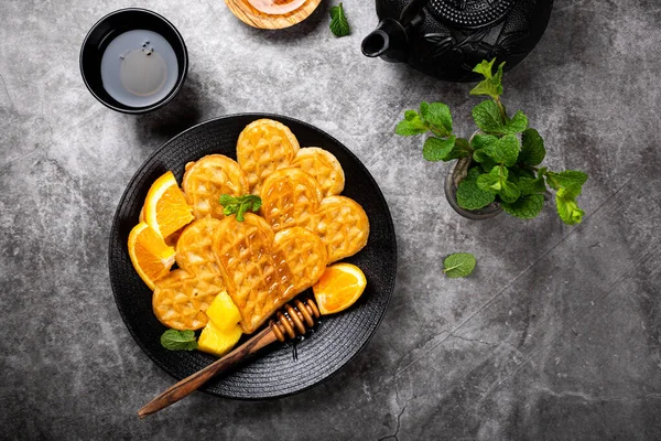 Здоровый завтрак со свежими горячими вафельными сердечками, блинчиками — стоковое фото