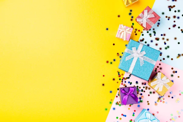Fundo festivo com presentes coloridos — Fotografia de Stock