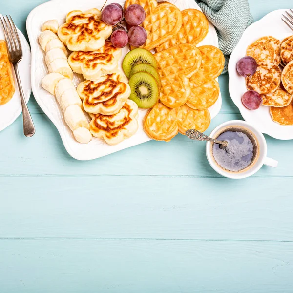 Gesundes Frühstück mit frischen heißen Waffeln Herzen, Pfannkuchen Blumen — Stockfoto