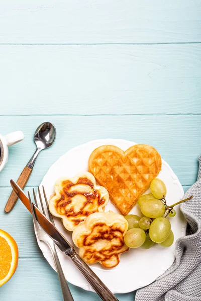 Café da manhã saudável com frescos waffles quentes corações, panquecas flores — Fotografia de Stock