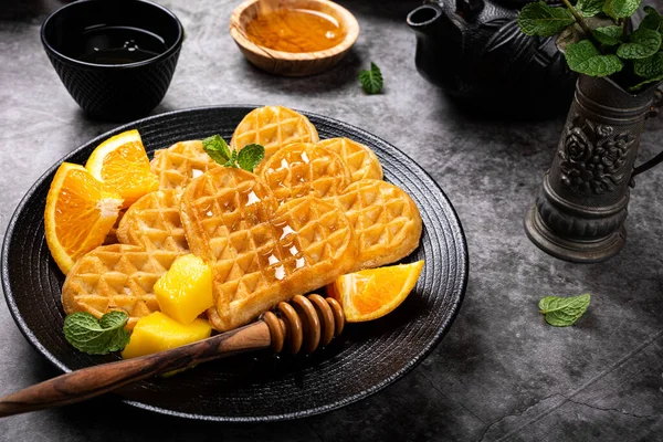 Gesundes Frühstück mit frischen heißen Waffeln Herzen, Pfannkuchen Blumen — Stockfoto