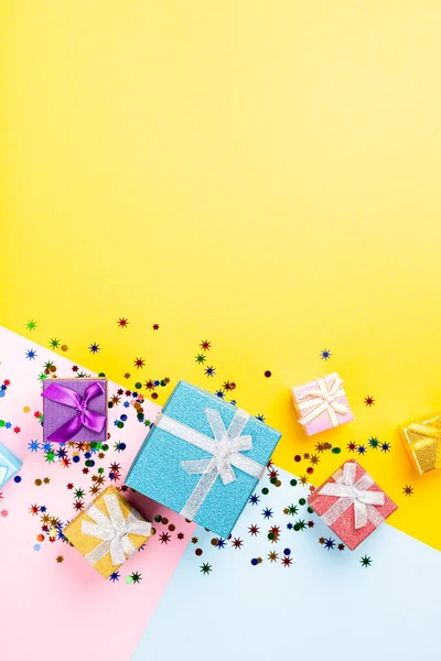 Slavnostní pozadí s barevnými dárky — Stock fotografie