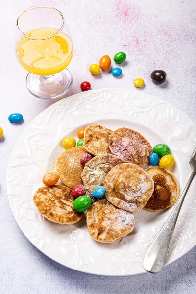 Holländische Mini-Pfannkuchen namens Poffertjes — Stockfoto