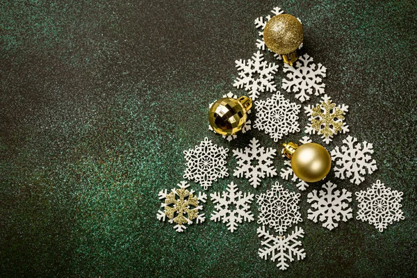 Festlicher Hintergrund mit hölzernem Weihnachtsbaum — Stockfoto