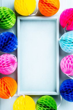 Renkli kağıt topları ile şenlikli arkaplan.