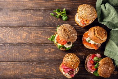 Tahta masada çeşitli sandviçler.