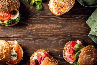 Tahta masada çeşitli sandviçler.