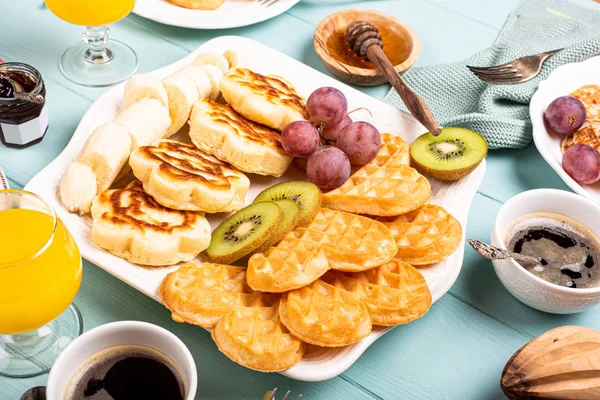 Gesundes Frühstück mit frischen heißen Waffeln Herzen, Pfannkuchen Blumen — Stockfoto