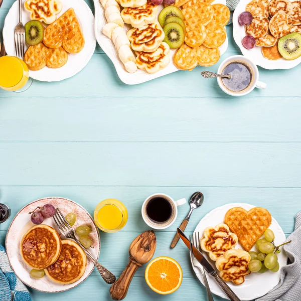 Café da manhã saudável com frescos waffles quentes corações, panquecas flores — Fotografia de Stock