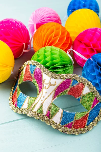 Slavnostní zázemí s karnevalovou maskou — Stock fotografie