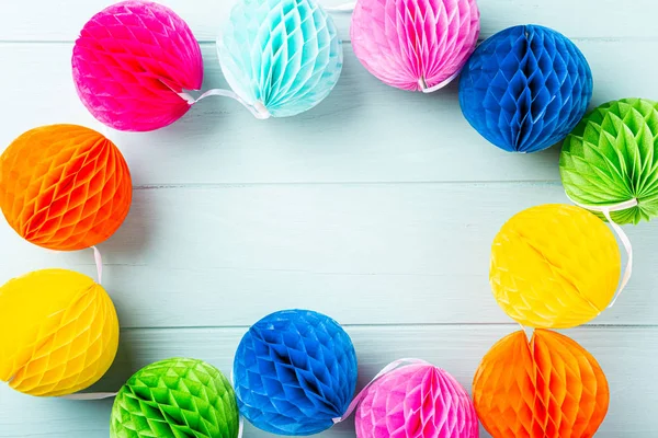 Fond festif avec des boules de papier colorées. — Photo