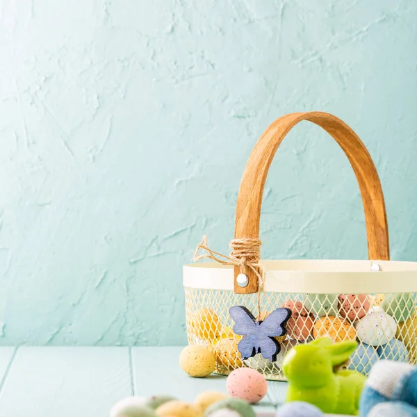 Panier en métal avec oeufs de caille de Pâques colorés — Photo