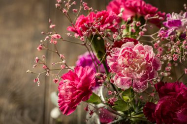 Bir buket pembe karanfil.