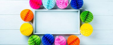 Renkli kağıt topları ile şenlikli arkaplan.