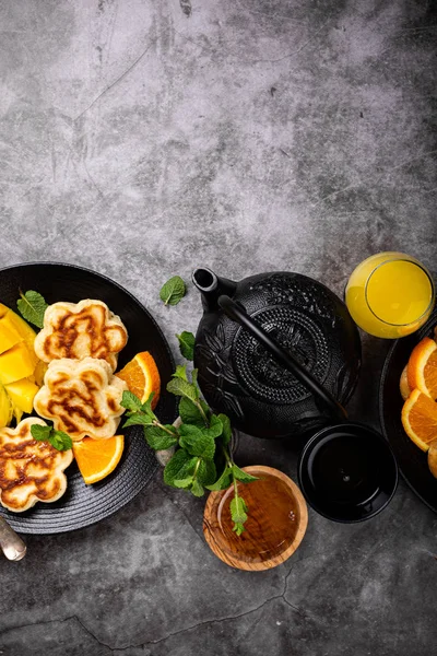 Friska frukost med färska varma våfflor hjärtan, pannkakor blommor — Stockfoto