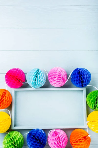Святковий фон з різнокольоровими паперовими кульками . — стокове фото