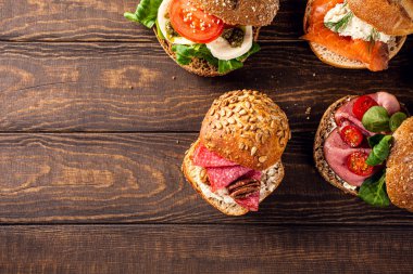 Tahta masada çeşitli sandviçler.