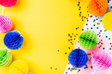 Renkli hediye sunan şenlikli bir arka plan.