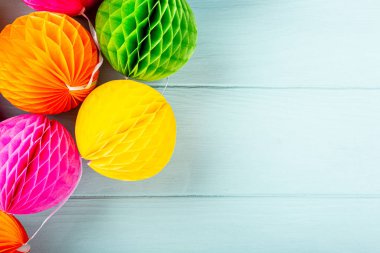 Renkli kağıt topları ile şenlikli arkaplan.