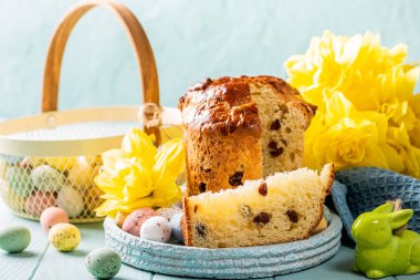 Paskalya ortodoks tatlı ekmek dilimi, bıldırcın yumurtası..