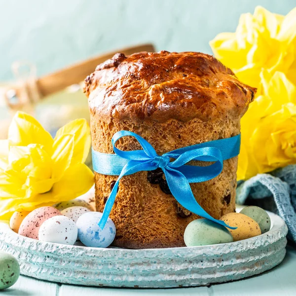 Пасхальный православный сладкий хлеб, кулих и разноцветные перепелиные яйца — стоковое фото