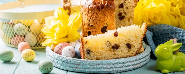 Kawałek prawosławnego słodkiego chleba wielkanocnego, kulich i przepiórcze jaja. — Zdjęcie stockowe