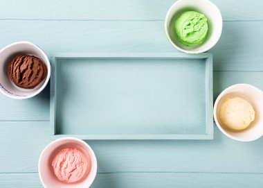 Bir kase içinde ev yapımı çeşitli dondurma