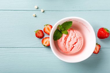 Bir kase içinde ev yapımı çeşitli dondurma