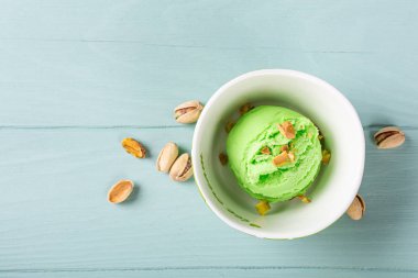 Bir kase içinde ev yapımı çeşitli dondurma