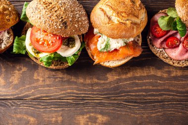 Tahta masada çeşitli sandviçler.