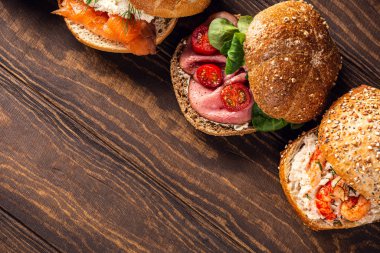 Tahta masada çeşitli sandviçler.