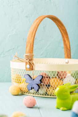 Renkli Paskalya bıldırcın yumurtası ile metal sepet