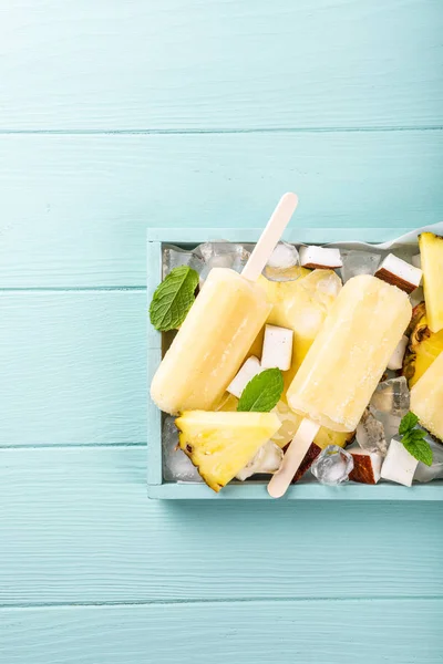 Homemade pineapple coconut popsicles — Stock Photo, Image
