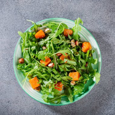 Roka ve fırında balkabağı ile nefis salata.