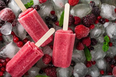 Ev yapımı berry buzlu şekerler